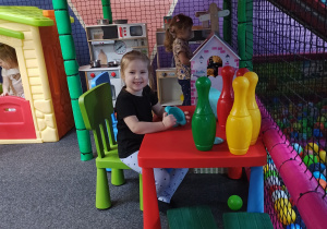 dziewczynka siedzi przy stoliku