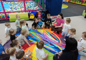 dzieci siedzą na chuście