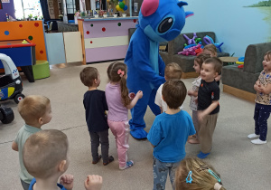dzieci witają się z maskotką