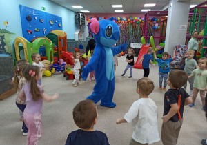 dzieci tańczą z maskotką