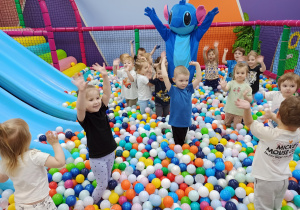 dzieci machają rączkami