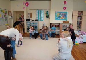 dzieci przytulają swoich rodziców