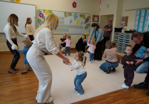 dzieci i rodzice tańczą w parach