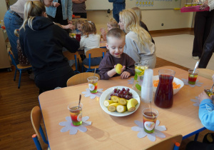 chłopiec trzyma banana