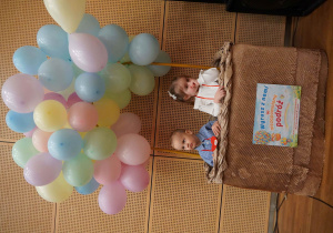 chłopiec z dziewczynką stoją w balonie