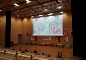 wspólne oglądaniu filmu z życia naszego przedszkola