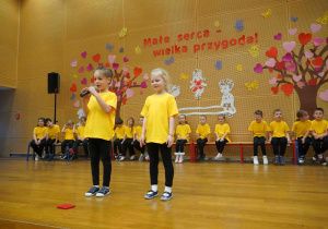 chłopiec z dziewczynką witają małych gości