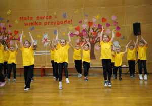 grupa 6 latków tańczy układ choreograficzny do piosenki