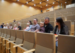 goście siedzą na widowni