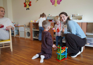 dzieci bawią się w przedszkolnej sali