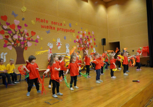 grupa 4 latków tańczy ze wstążeczkami kolorowymi