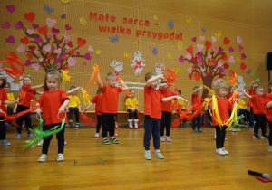 grupa 4 latków tańczy ze wstążeczkami kolorowymi