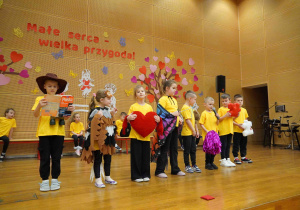 dzieci recytują swoje role