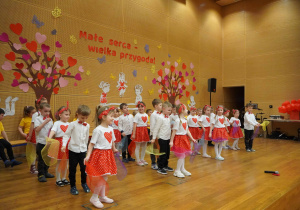 grupa 5 latków tańczy z kolorowymi chusteczkami