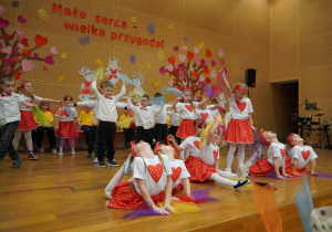 dziewczynki wykonują figury akrobatyczne