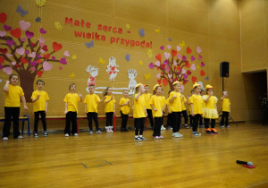 grupa 6 latków śpiewa po angielsku i prezezntuje scenkę