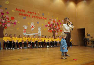 pani dyrektor składa podziękowania i zaprasza przyszłych przedszkolaków