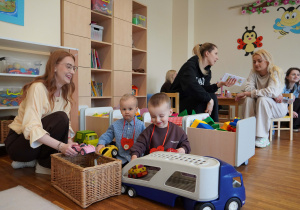 dzieci bawią się z panią Julią