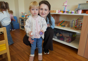 dziewczynka stoi z mamą