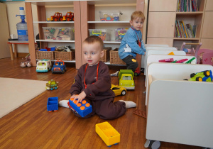 chłopcy bawią się klockami