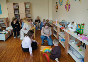 dzieci bawią się klockami