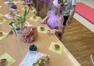 Chłopcy zapraszają dziewczynki na poczęstunek