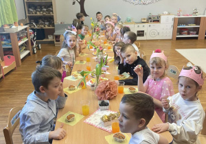 Dzieci podczas poczęstunku