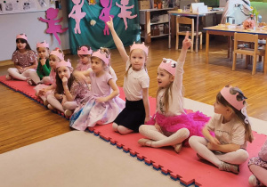 Dziewczynki odgadują zagadki