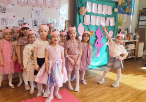 Wszystkie dziewczynki pozują do zdjęcia