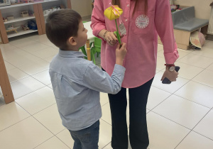 Tymuś wręcza kwiat Pani Julii