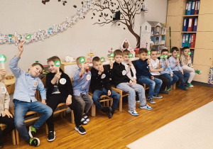 Chłopcy w roli jurorów