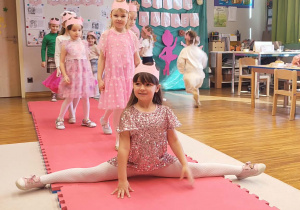 Nela prezentuje szpagat