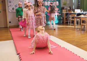 Lila prezentuje mostek