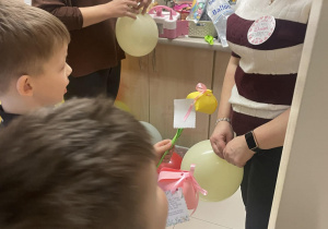 Chłopcy wręczają kwiaty Pani Dorotce i Pani Malwinie