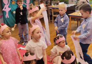 Dziewczynki otrzymują szarfy