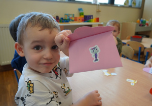 chłopiec pokazuje torebkę