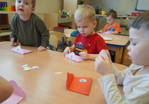 chłopcy ozdabiają torebki