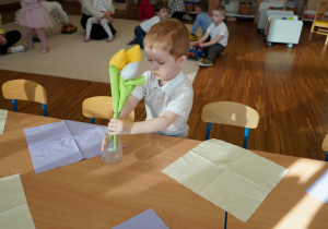 Wiktor stawia na stole wazon