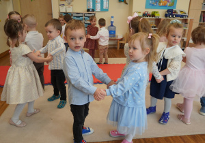 dzieci trzymają się za ręce