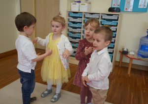 dzieci pokazują różne gesty