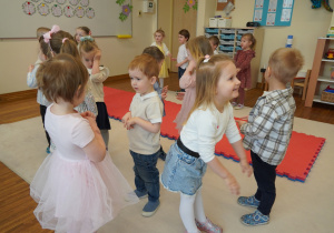 dzieci tańczą w parach