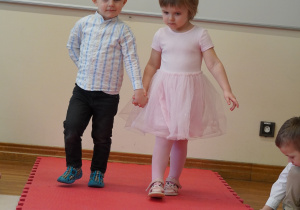 dzieci idą trzymając się za ręce