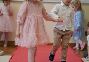 Roma z Oliwierem idą po czerwonym dywanie