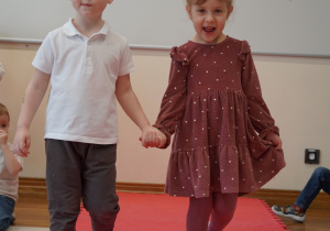 Jasio z Lilą idą po czerwonym dywanie