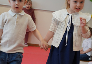 Wiktor z Anielą idą po czerwonym dywanie