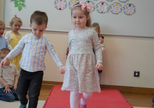 Jasio z Leną idą po czerwonym dywanie