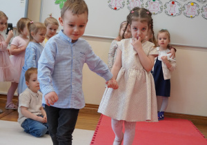 Olek z Agatą idą po czerwonym dywanie