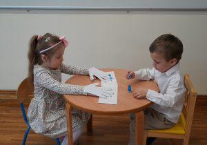 Oliwier maluje papierowe paznokcie