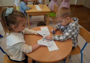 Marcel maluje papierowe paznokcie