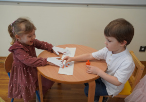 Filip maluje papierowe paznokcie